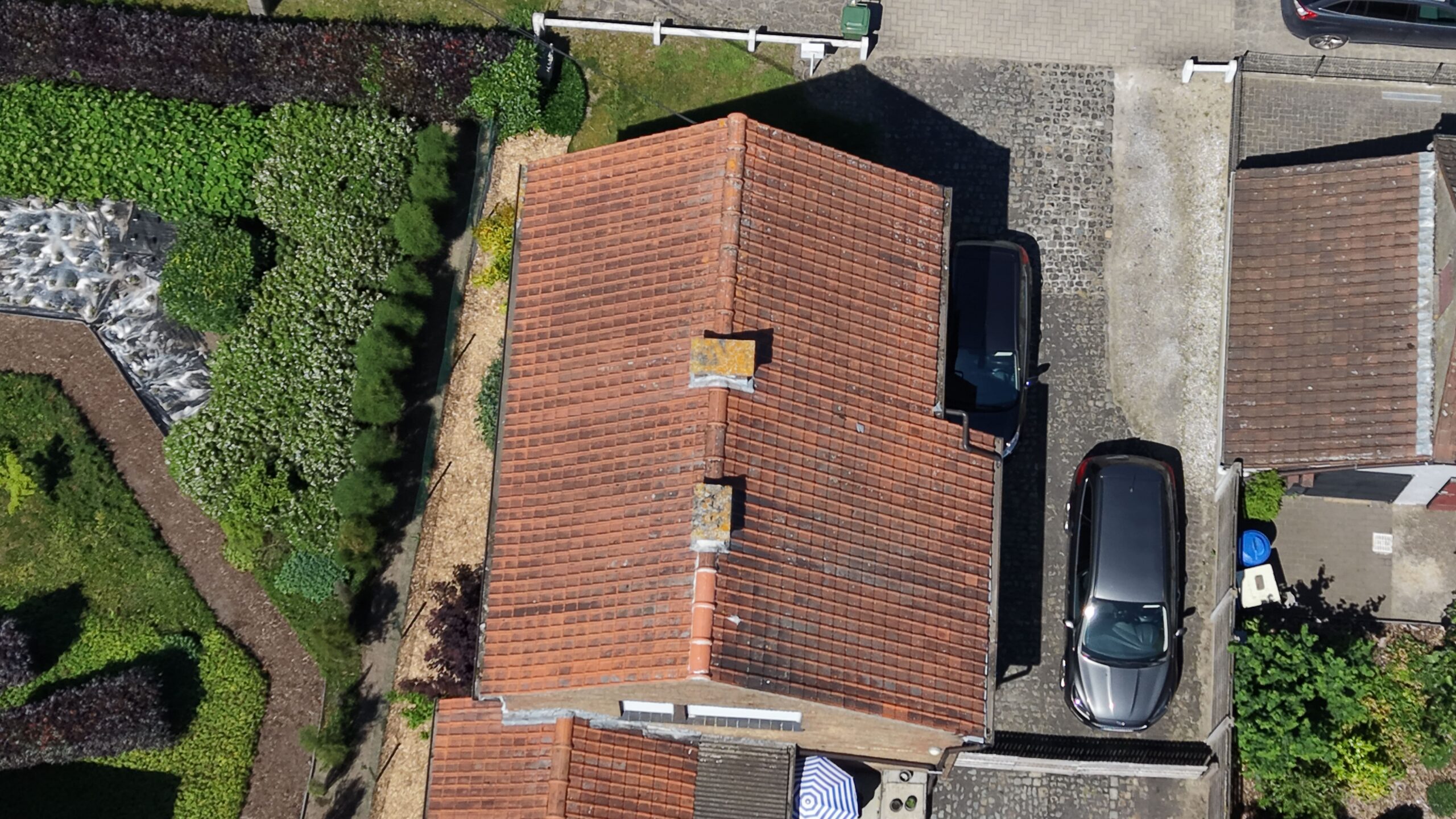 Luchtfoto van een pannendak tijdens een RoofWise-dakinspectie