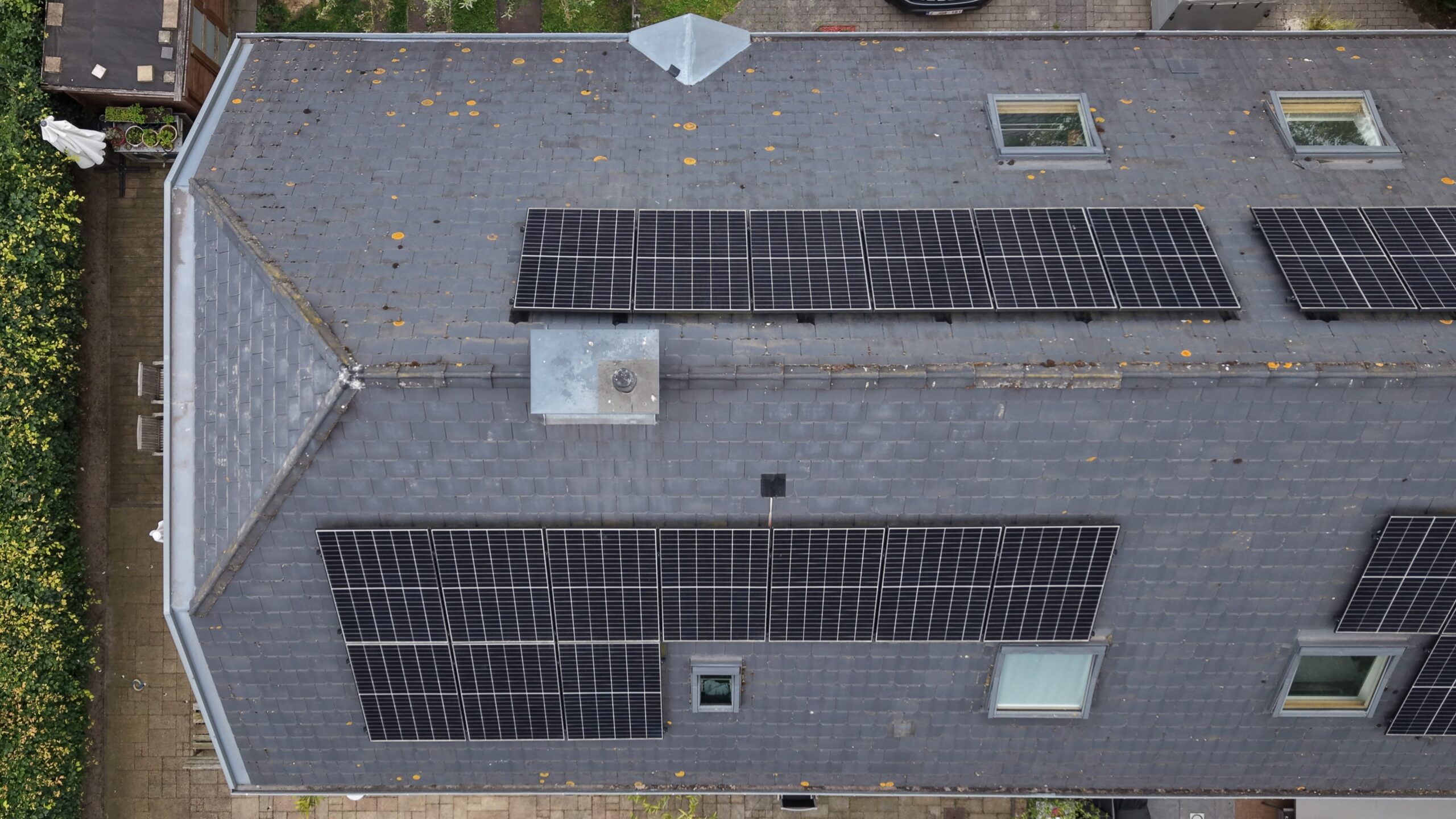 Luchtfoto van een leien dak met zonnepanelen tijdens een RoofWise-dakinspectie
