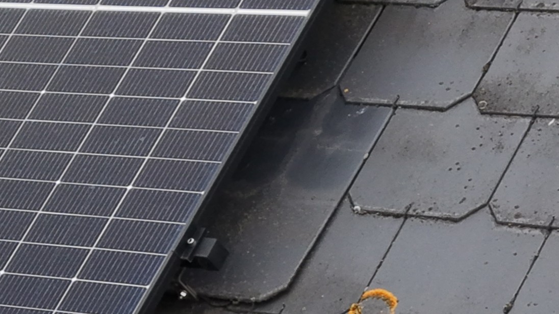 Detail van de aansluiting rond een zonnepaneel, vastgesteld tijdens een RoofWise-schade-inspectie