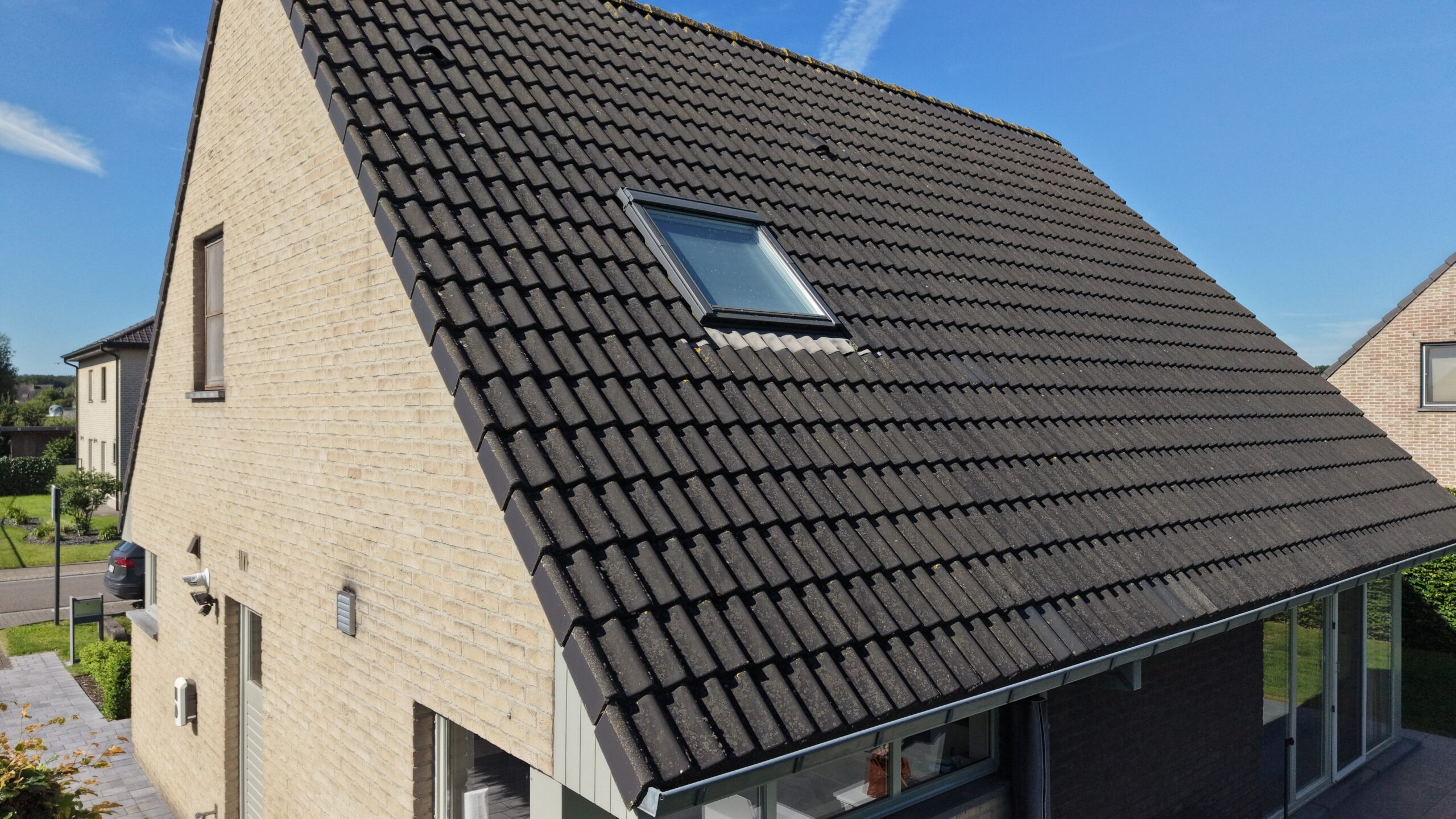Luchtfoto van een dak met velux-dakraam tijdens een RoofWise-dakinspectie
