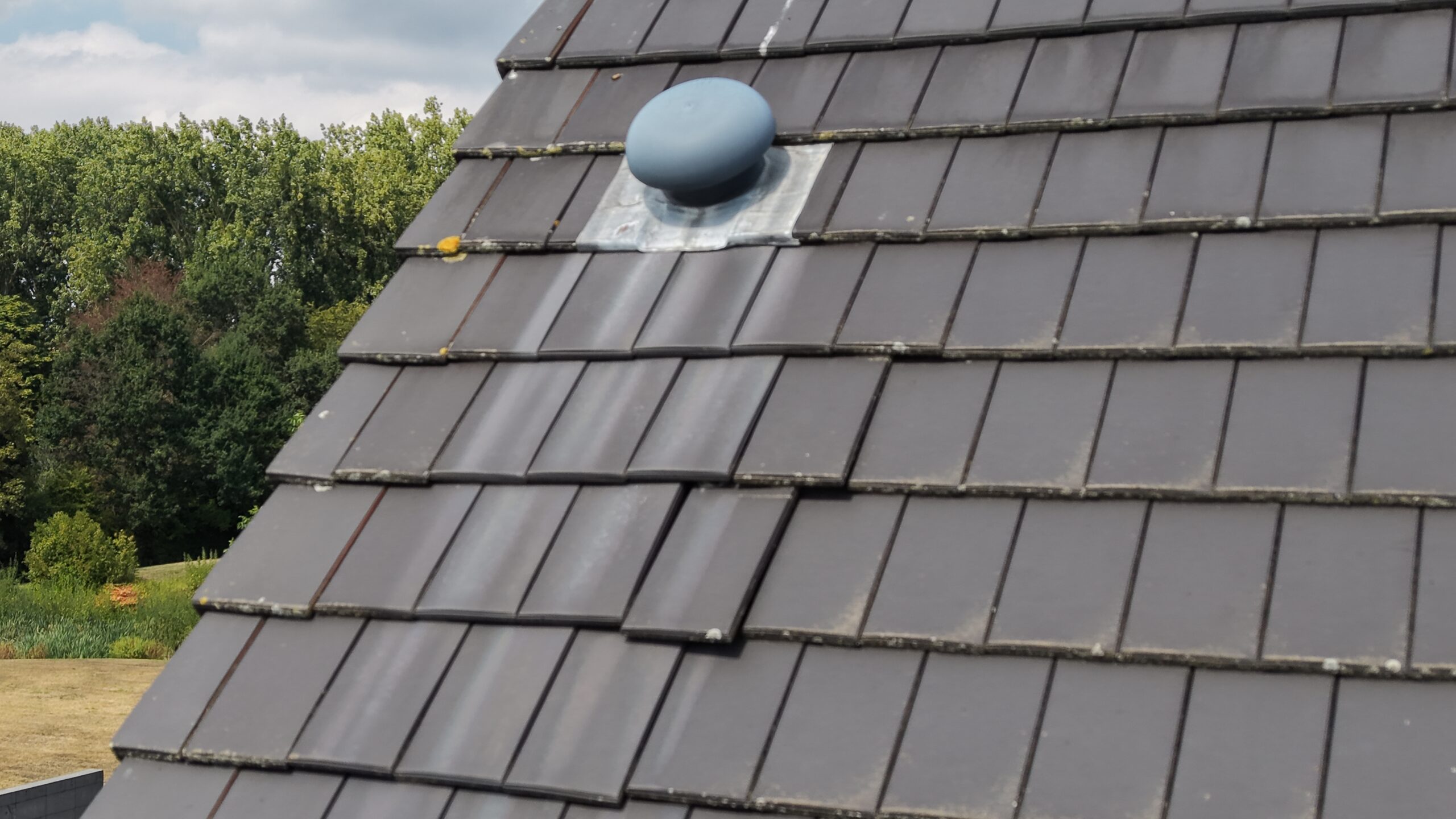 Losliggende dakpan vastgesteld tijdens een RoofWise-schade-inspectie