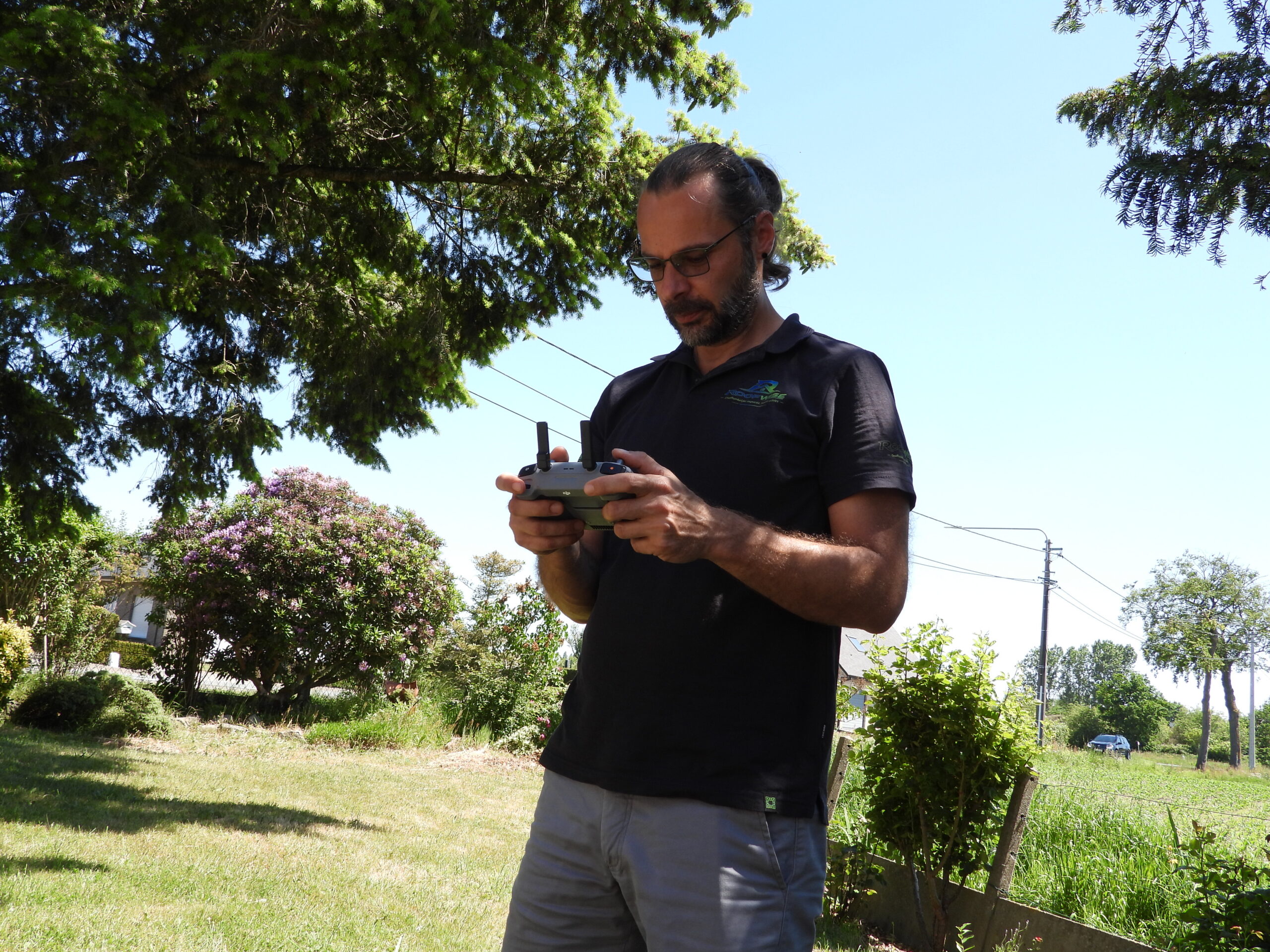 David Houtmeyers, oprichter van RoofWise, aan het werk met de drone-controller